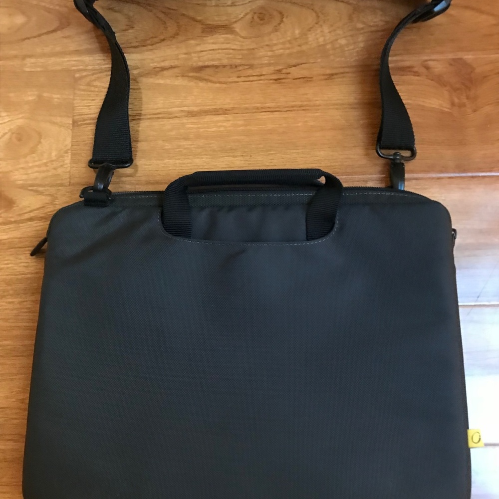 INCASE Nylon Bag - Picture 2 of 8
